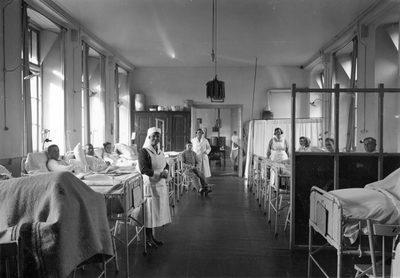 503007 Interieur van het Militair Hospitaal 1e klasse (Springweg 21) te Utrecht: ziekenzaal, met enkele patiënten in ...